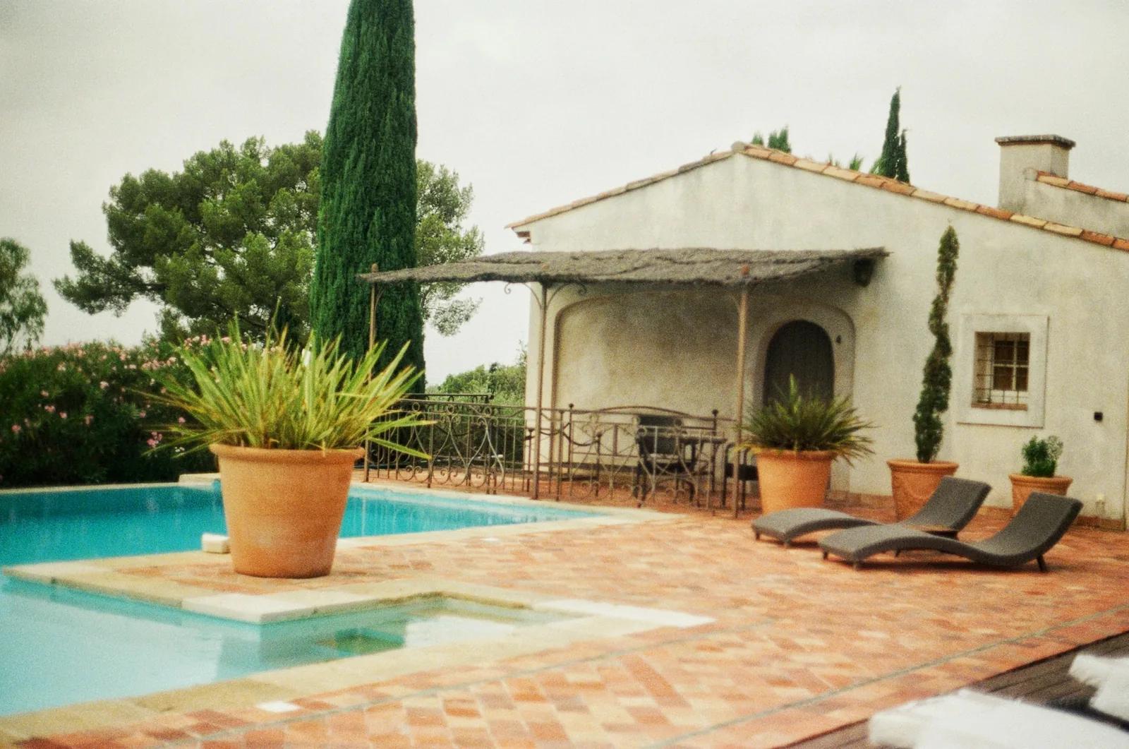 Maison provençale avec piscine, terrasse en terre cuite et cyprès
