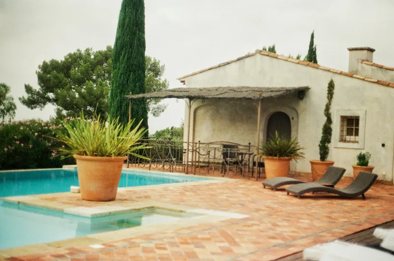 Maison provençale avec piscine, terrasse en terre cuite et cyprès