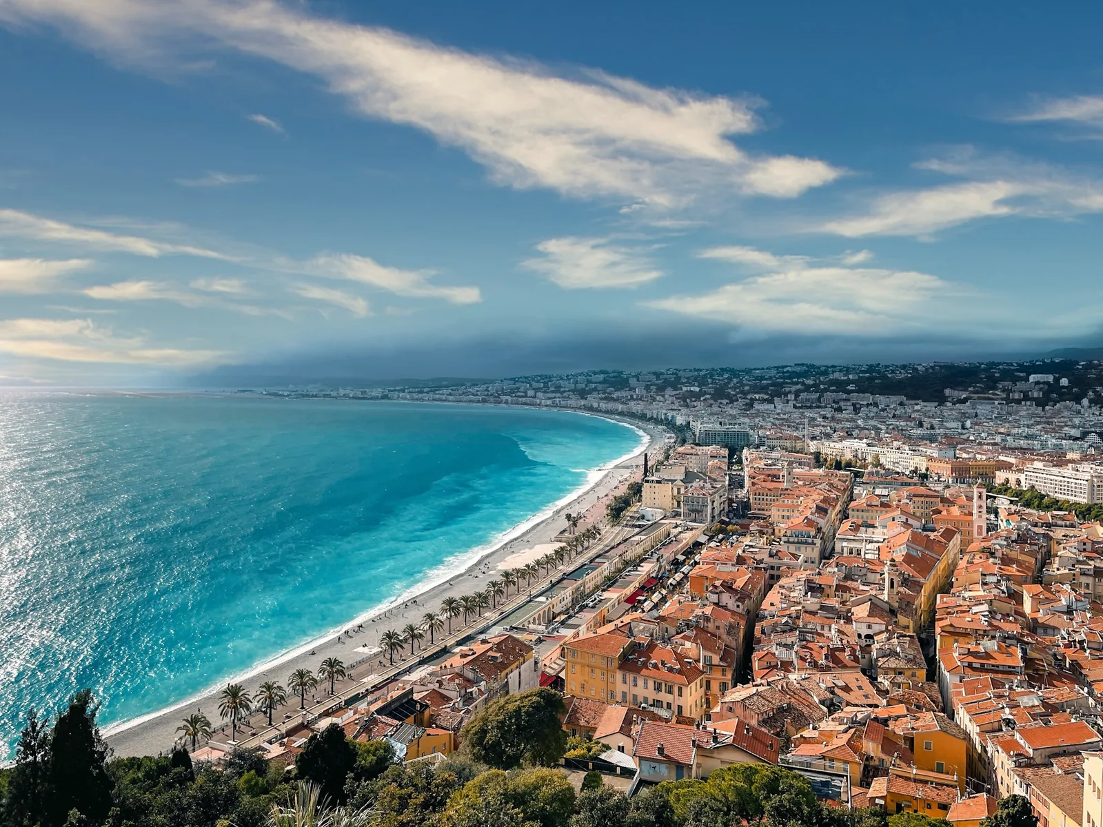 Vue aérienne de Nice, de la baie des Anges et des toits du Vieux-Nice