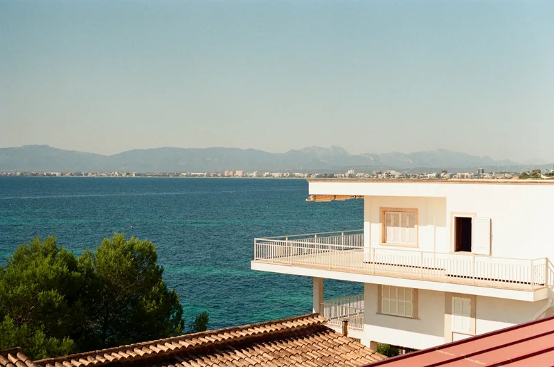 Villa blanche avec terrasse face à la mer Méditerranée